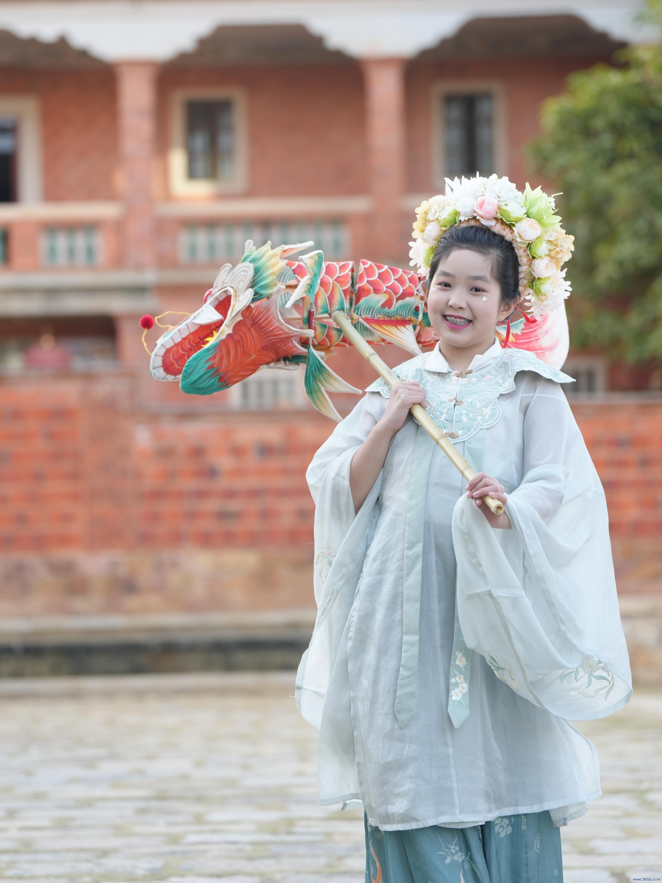 在泉州，沈女士为男儿拍下头戴簪花的相片。受访者供图