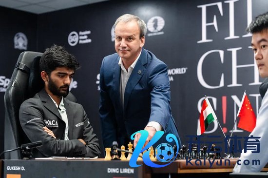 海外棋联主席德沃尔科维奇为比赛开棋